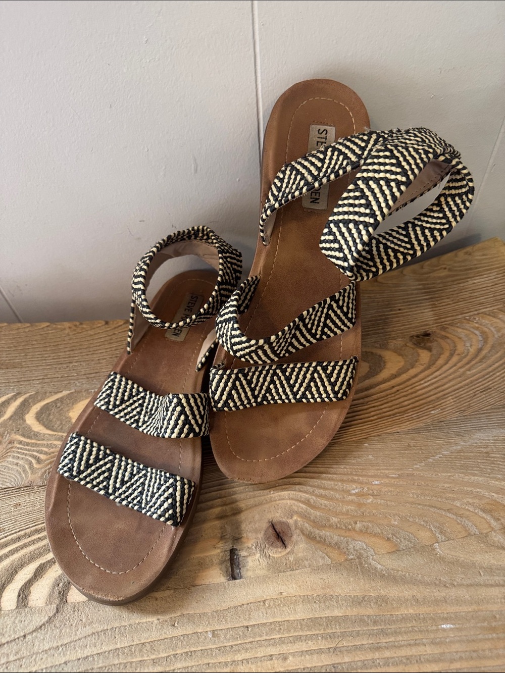 Steve Madden Black & White Woven Strap Sandals size 8